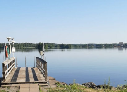 Vammalan rantasauna, kuvassa järvimaisema ja laituri.