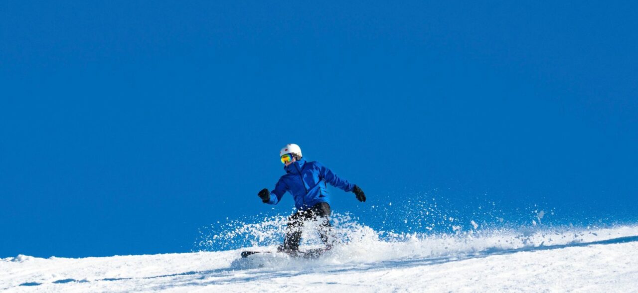 Laskettelukuva, sininen taivas.