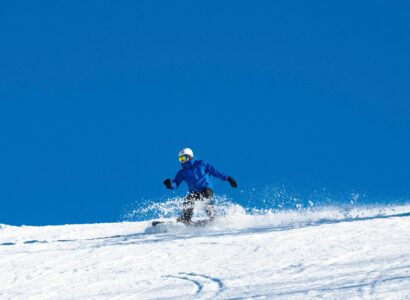 Laskettelukuva, sininen taivas.