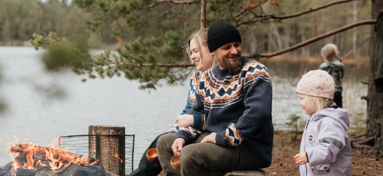 Perhe retkellä, nuotio rannalla